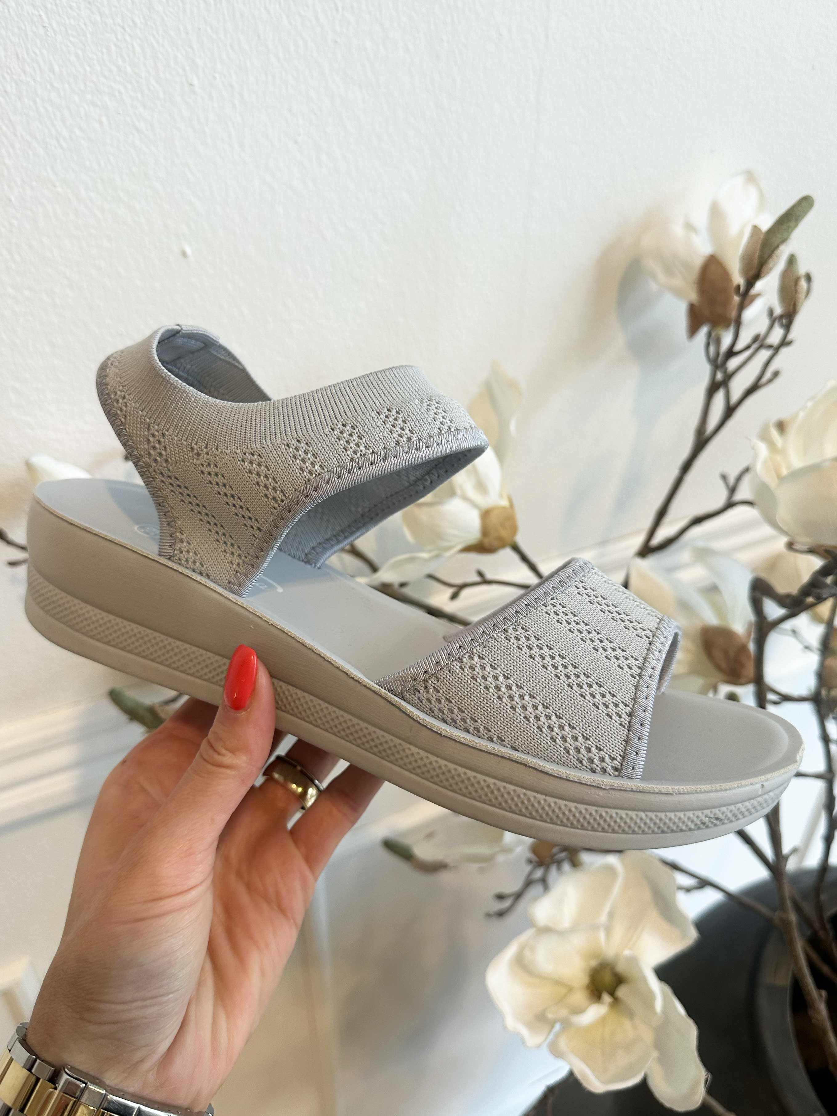 Jolina - Mjuka sandaler med liten klack och stretchrem
